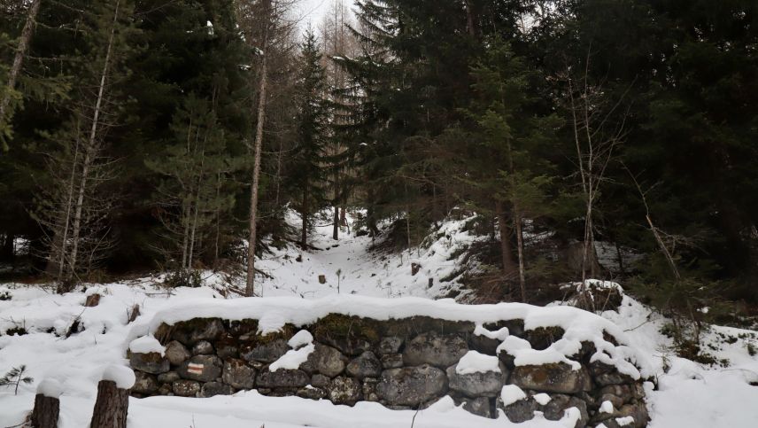 Las restaunzas da la schanza d’Arpiglia a Zuoz cul muot da saglir in mür sech (fotografia: Martin Camichel).