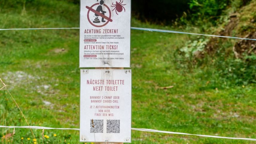 Sensibilisierung geht auch mit einem Augenzwinkern, wie ein Aushang in der Nähe von Chapella beweist. Inklusive dem wichtigen Hinweis auf die nächstgelegene öffentliche Toilette. Foto: Jon Duschletta