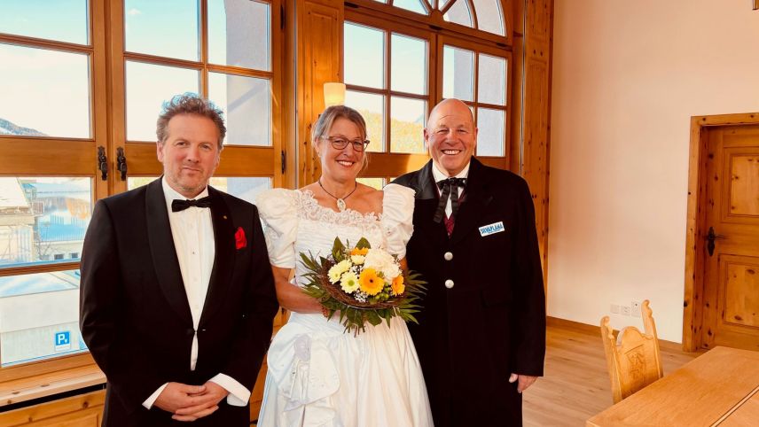 Wohin des Weges? Gemeindepräsidentin Barbara Aeschbacher und ihre beiden Amtskollegen Daniel Bosshard und Christian Jott Jenny scheinen sich noch nicht einig zu sein. Auf das Standesamt dürfte der Weg aber so rasch nicht führen. 	Foto: z.Vfg.