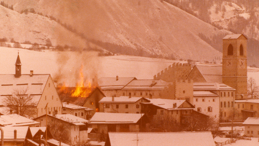 L’incendi da la stalla da la clostra in december 1978 tira adimmaint cha’l bain cultural es adüna periclità da  fö ed aua. fotografia: Fundaziun Clostra Müstair