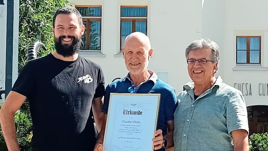 Kilian Steiner und Urs Niederegger (links und rechts) überreichten Claudio Viletta die Auszeichnung. Foto: z. Vfg