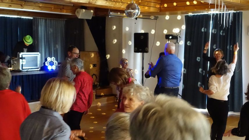 Viel Schwung und Lebensfreude im Alter: die Disco von Pro Senectute begeisterte die Tänzerinnen und Tänzer 60+. Foto: Othmar Lässer