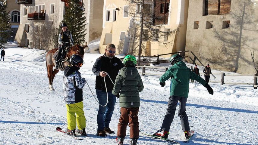 Die Kinder fahren alle in der besten Skischulkategorie, der Black League. Fotos: Julia Biffi