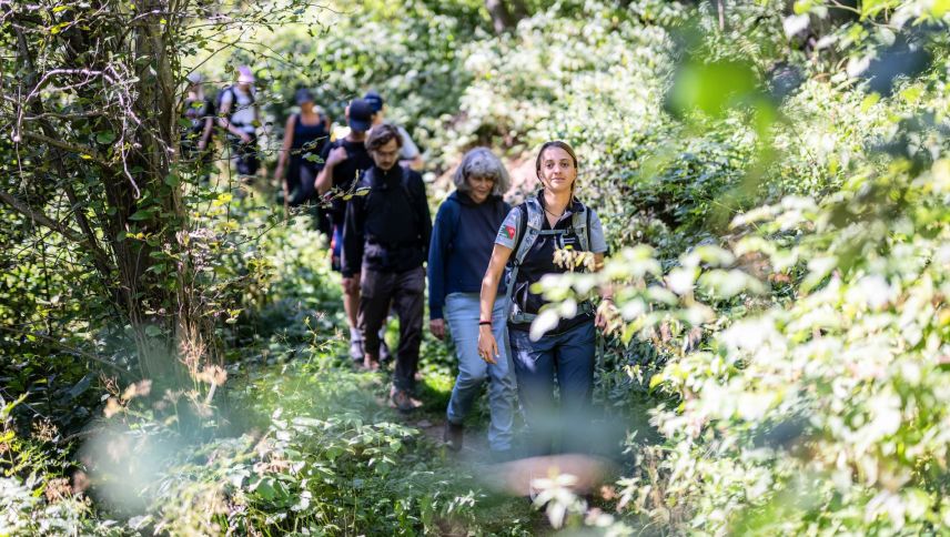 Auf dem Weg finden sich üppige, sattgrüne Wegabschnitte, die man auf dem ersten Blick im Unterengadin nicht vermuten würde. Foto: Mayk Wendt