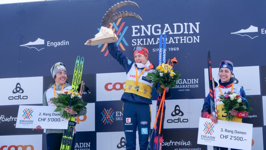 Das Frauen-Podest mit, von links: Lokalmatadorin Giuliana Werro aus Zernez als Zweite, der strahlenden Siegerin Anna Endress (GER) und Clémence Didierlaurent (FRA) als Dritte. Foto: Jon Duschletta 