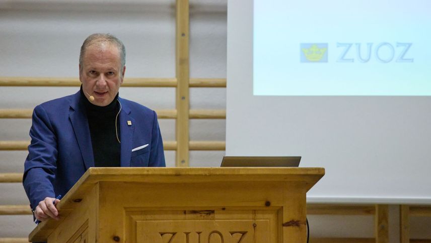 Il president cumünel da Zuoz, Romeo Cusini, nun es auncha adüna brich persvas davart la cunvegna da prestaziun pel provedimaint da sandet in Engiadin’Ota (fotografia: Michael Steiner).