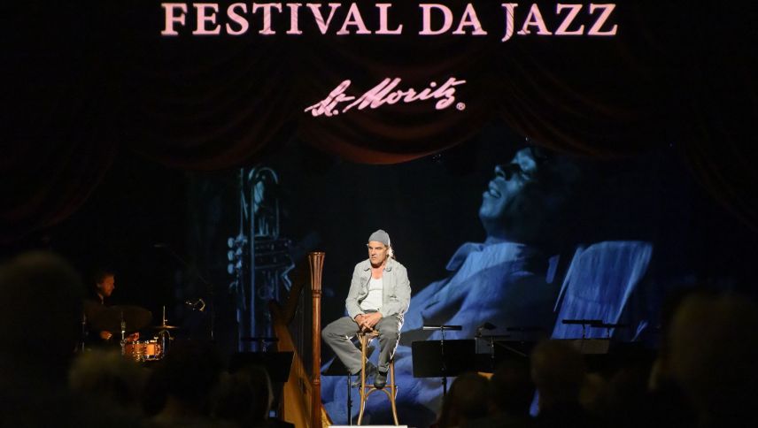 Schauspieler Daniel Rohr mit einem Bild der Jazzlegende Miles Davis. Foto: fotoswiss.com/Giancarlo Cattaneo
