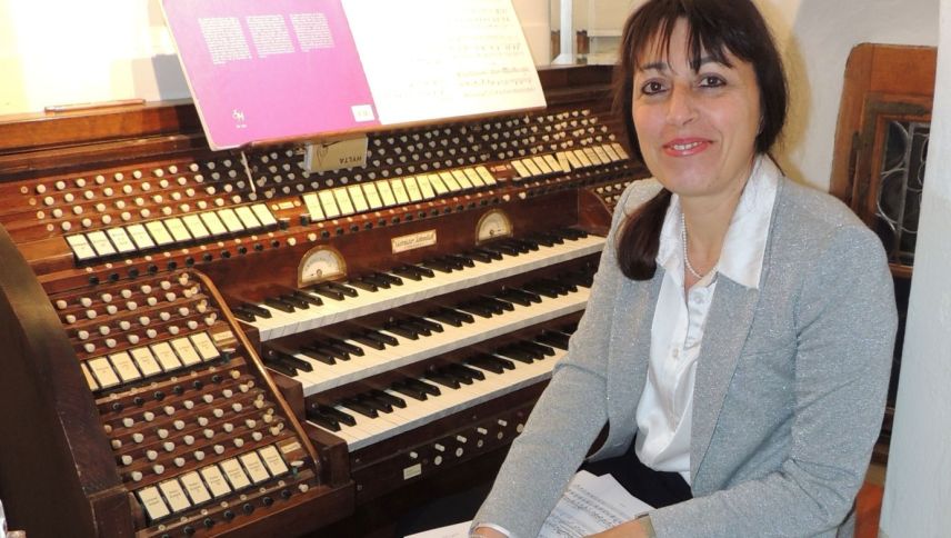 Simona Fruscella davant la maisa da l’orgel pneumatic dal chastè  da Tarasp (fotografia: Benedict Stecher).