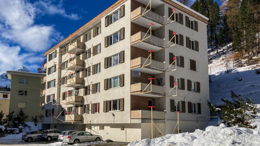 Die Liegenschaft Via Surpunt 67 in St. Moritz-Bad wird energetisch saniert und mit neuen Garagenboxen und Balkonen ergänzt. Foto: Jon Duschletta