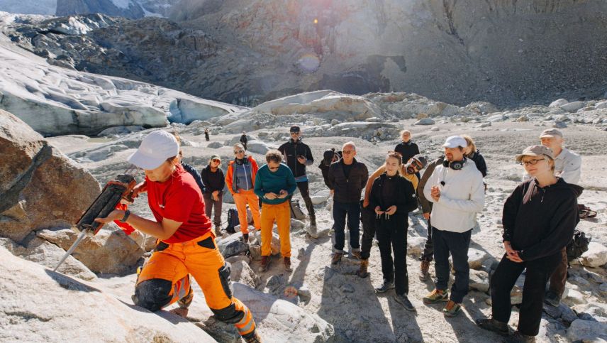 Im Felsen wird ein Loch gebohrt. Foto: Johannes Berger