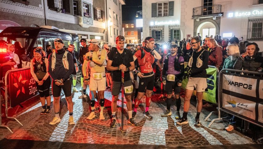 Um 23.00 Uhr erfolgte der Start zum 102 Kilometer langen Lauf mitten im Dorfzentrum von Samedan. Foto: z. Vfg / Engadin Ultra Trail