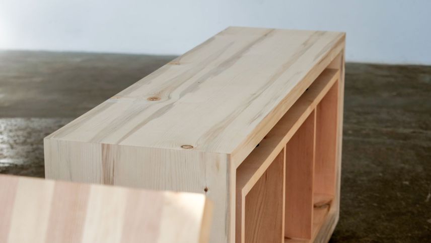 Designmöbel aus einheimischen Rohstoffen, welches durch die Verwendung von Holz zweiter Qualität Akzente setzt. Foto: Jon Duschletta
