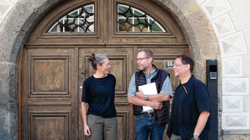 Carmen Gasser Derungs, Jon Andrea Könz und Remo Derungs vor der Eingangstüre der 474 Jahre alten Chesa Gregori. Foto: Jon Duschletta