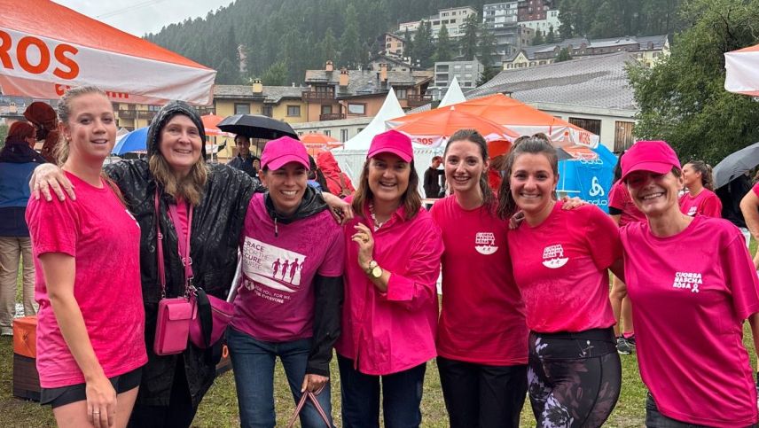 Teilnehmerinnen der "Cuorsa Mascha Rösa" rund um den St. Moritzersee. Foto: Cristina Cerutti