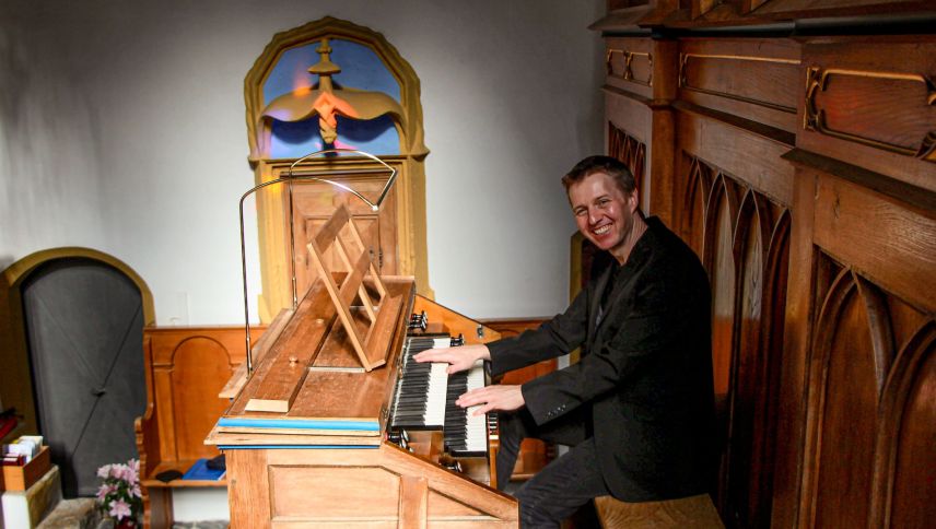Der britische Starorganist Jonathan Scott begeisterte in S-chanf mit seinem virtuosen Spiel auf der über 120 Jahre alten Metzler-Orgel, deren Klang den gesamten Kirchenraum erfüllte. Foto: Stefanie Wick Widmer