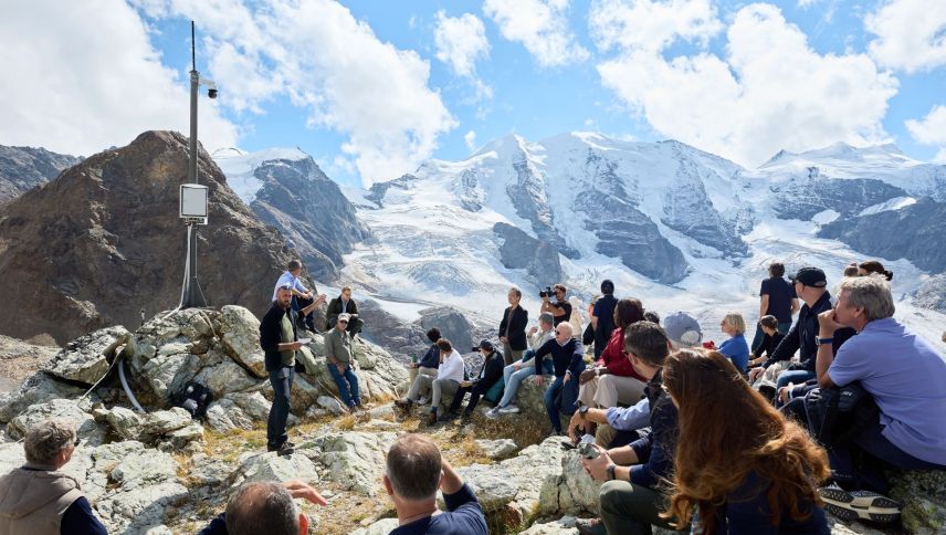Auf der Diavolezza gingen Teilnehmende des Blue Orchad Impact Summit mit dem Glaziologen Andri Moll den Auswirkungen des Klimawandels auf die 
Gletscherwelt nach. Foto: Henry Schulz 
