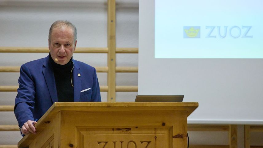 «Cumadains nus il vegl u s-chaffins spazi per oter?» Uscheja ho il president cumünel Romeo Cusini descrit la  dumanda davart quella la populaziun ho decis in radunanza cumünela (fotografia: Michael Steiner).
