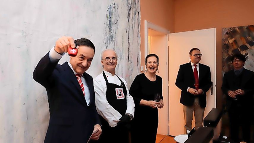 Auch das organisieren von kulturellen Anlässen gehört zu den Aufgaben eines Botschafters, Raclette-Abende sind dabei die Spezialität von Urs Hammer. Foto: z. Vfg
