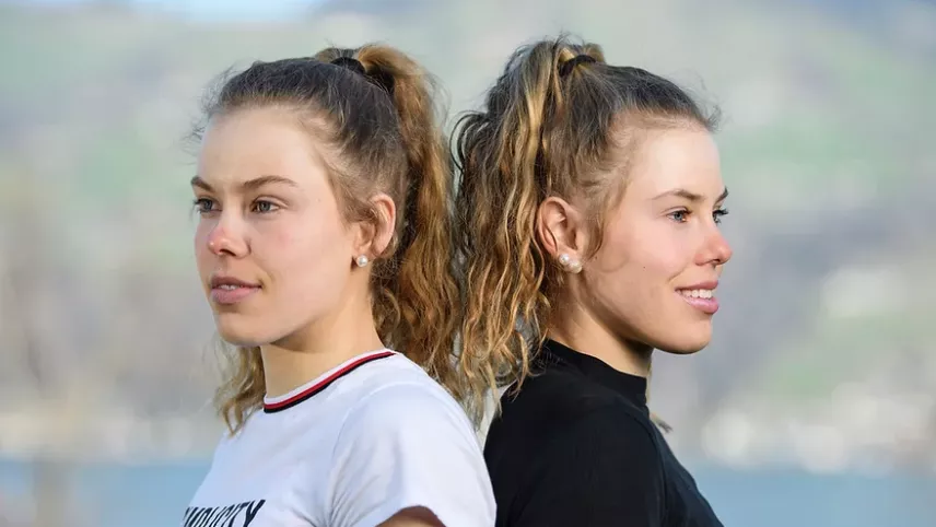 Die Zwillingsschwestern Carla (rechts) und Gianna Chiara Wohler laufen beim 22. Engadin Frauenlauf auf dem Podest (Foto: familiewohler.ch)