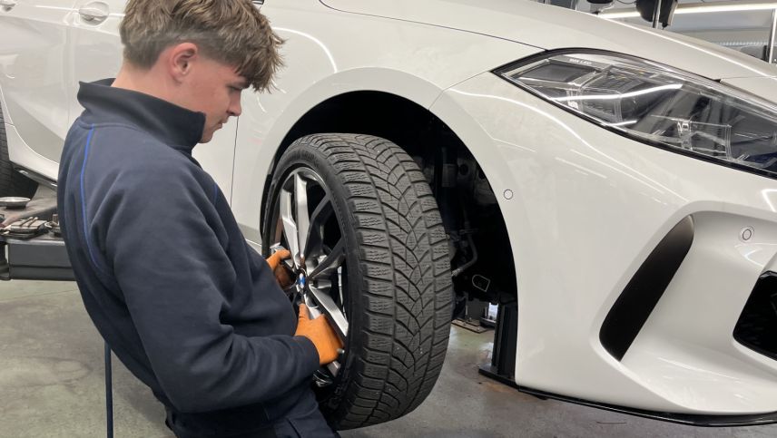 Immer wieder aufs Neue: Der Radwechsel gehört im Herbst in die Autowerkstätten – wie die Butter aufs Brot. Foto: Andrea Gutgsell