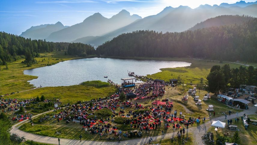 Die unvergleichlich schöne Stimmung am Lej da Staz ist für Künstlerinnen und Künstler wie für das Publikum ein Erlebnis. Foto:fotoswiss.com/cattaneo