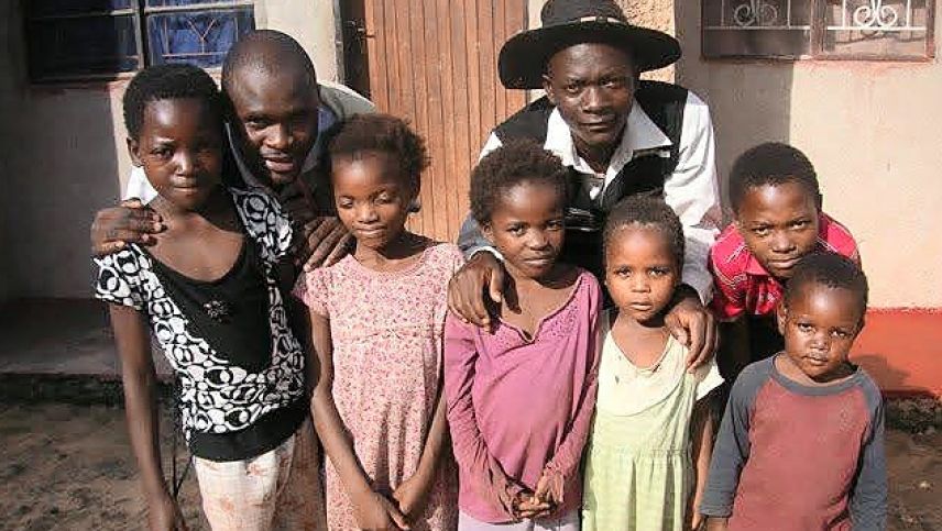 Dennis mit seinen Cousinen und Cousins zuhause bei Onkel Wickson im Jahr 2010. Foto: z. Vfg / Dennis Ulayayi