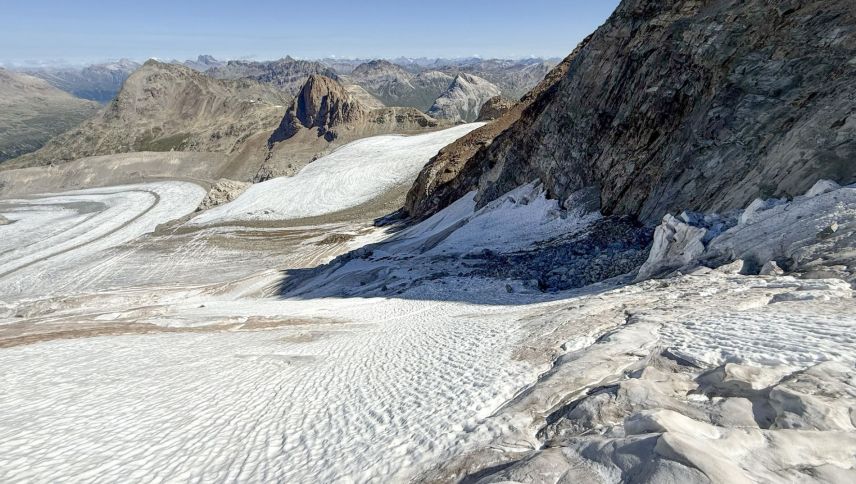 Unter dem Piz Cambrena herrscht nach Abschmelzen des Gletschers erhöhte Steinschlaggefahr. Vorsicht ist geboten. Foto: Marcel Schenk