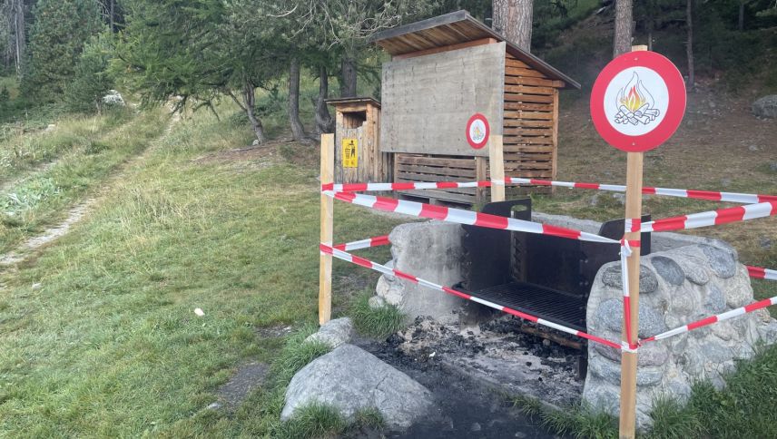 Seit Freitag sind diverse Oberengadiner Feuerstellen gesperrt. Die  Waldbrandgefahr ist auf Stufe «gross» erhöht worden. Foto: Reto Stifel