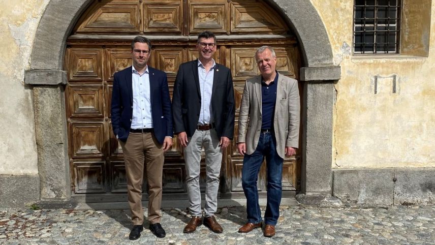 Il comitè d’organisaziun dal seguond Festival da la chanzun rumauntscha a Zuoz. Arno Felix (da schnestra), schef da finanzas, Curdin Lansel, president, e Jachen Prevost, schef da la comunicaziun (fotografia: Andri Netzer).