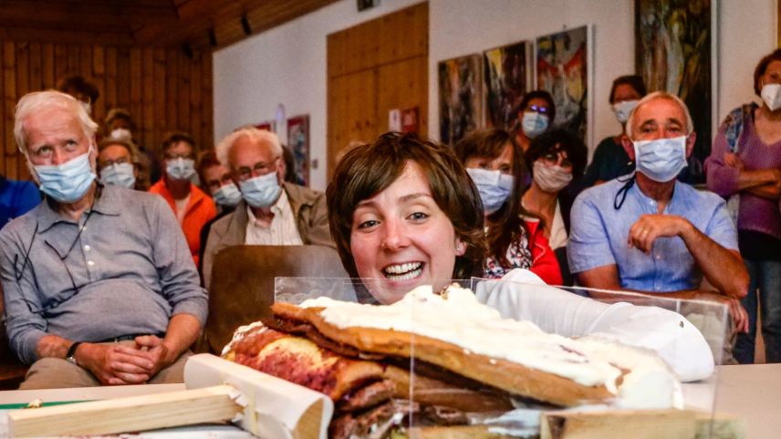 ie Geologin Anna Rauch hatte für ihr Referat ein «Kuchen-Experiment» vorbereitet. Foto: Jon Duschletta