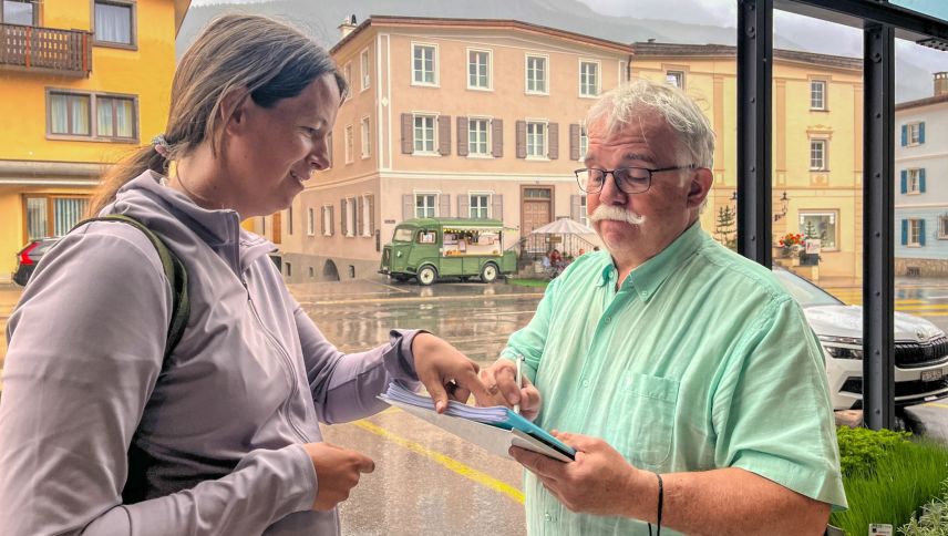 Sabrina Hassler war für die sogenannte Anti-Diskriminierungsinitiative kürzlich in Zernez unterwegs. Foto: Jon Duschletta