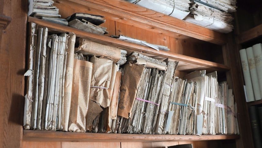 Jahrhunderte haben Spuren hinterlassen: Einige Dokumente weisen Schäden durch Gebrauch und lange Lagerung auf. Foto: Sina Margadant