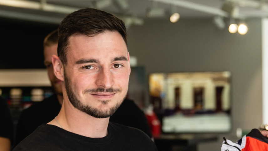 Cédric Follador aus Bever hört auf und hängt seinen Rennanzug an den ­berühmten Nagel. Foto: Bob Team Follador