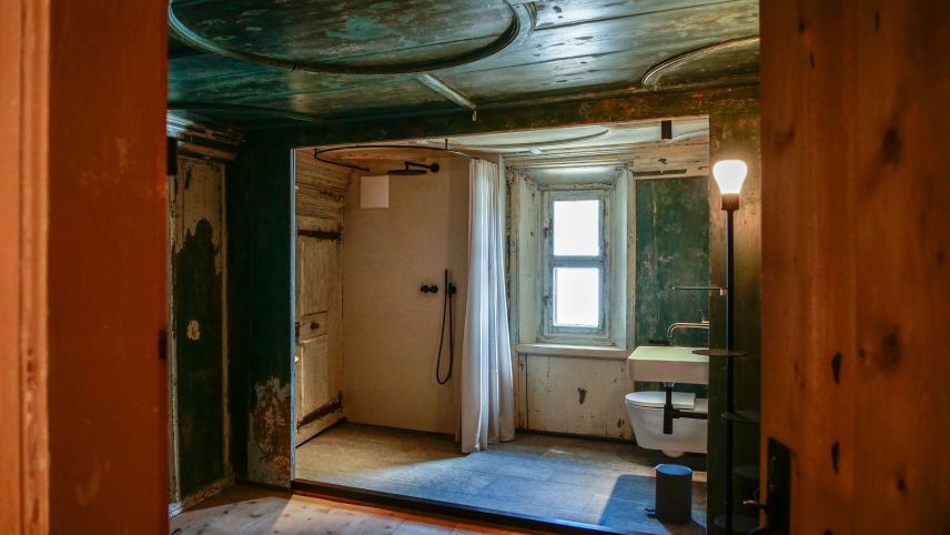 In den Zimmern des Privatbereichs mussten bis zehn Farbschichten entfernt werden, ehe er Restaurator Ivano Rampa auf die ursprüngliche Farbgebung stiess. Foto: Jon Duschletta