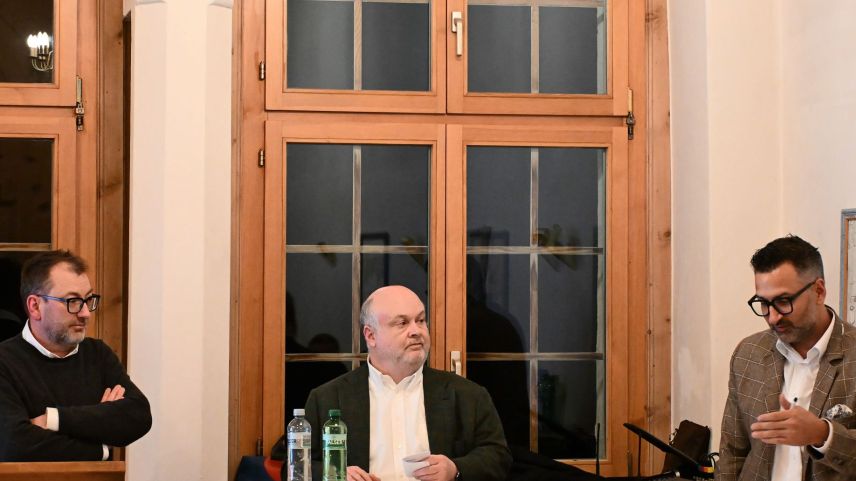 Regierungsrat Peter Peyer sowie die beiden SVP-Grossräte Stefan Metzger und Jan Koch (von links) bei der Podiumsdiskussion. Foto: Reto Stifel