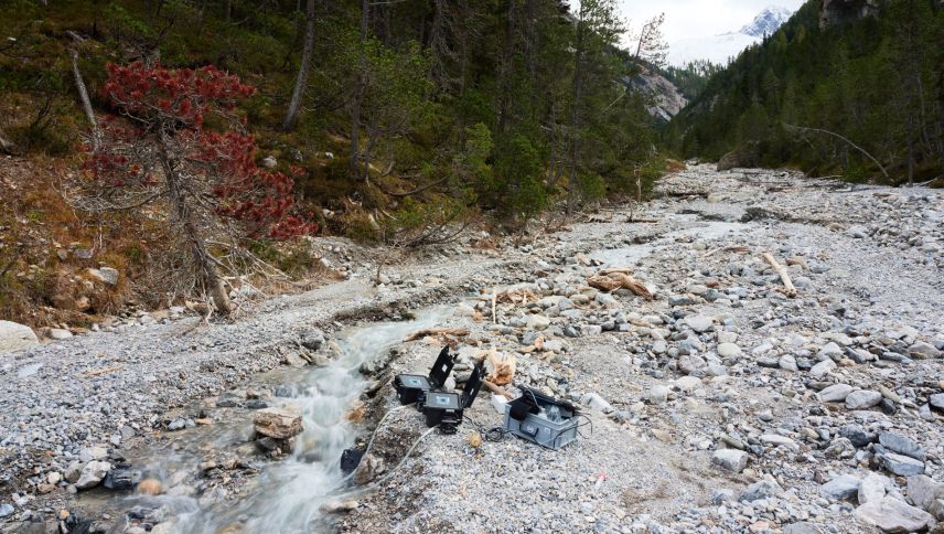 Mithilfe von Pumpen wird Bachwasser gefiltert, um darin genetische Spuren von Wildtieren nachzuweisen. Diese Umwelt-DNA kann auch von Tieren stammen, die sich oberhalb der Probestelle aufhalten. Foto: Flurin Leugger