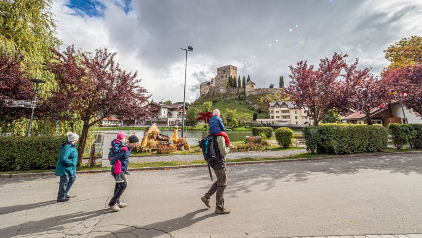 Ladis mit der frühmittelalterlichen Burg Laudeck.  Foto: Daniel Zaugg