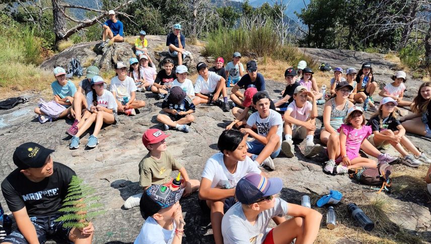 Die Lagerteilnehmerinnen und -teilnehmer haben einen schwierigen Fall zu lösen und halten eine Lagebesprechung auf dem «Affenfelsen». Foto: Christoph Zingg
