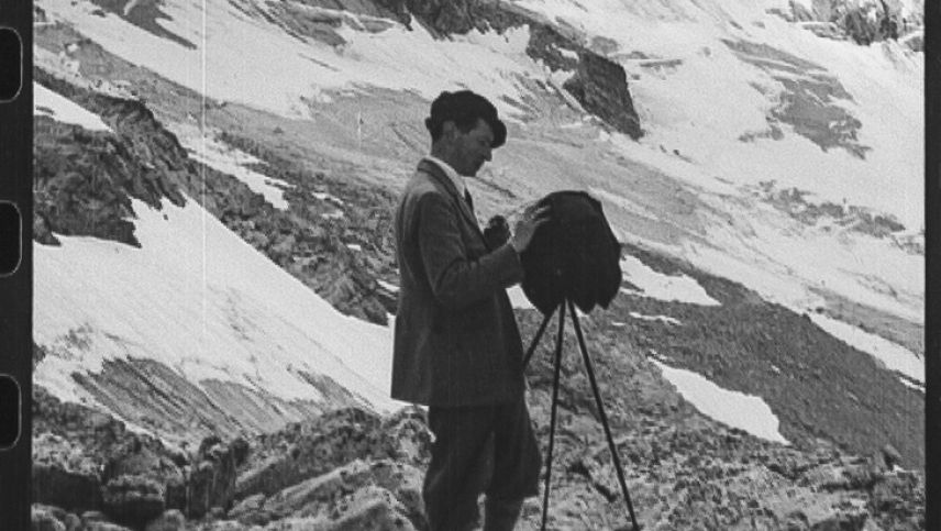Der Rumänischstämmige Fotograf Gustav Sommer während der Arbeit. Foto: Kulturarchiv Oberengadin