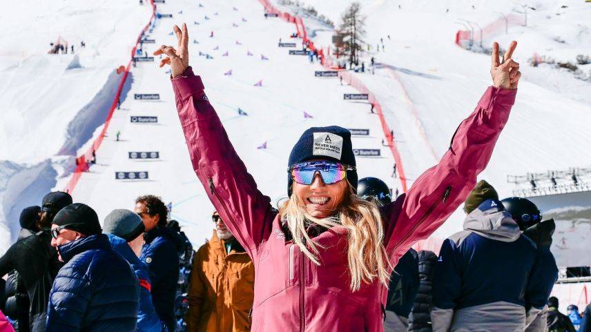 Endlich Pause: Für Voluntari Renata Keller Smalley heisst das ab ins Zielgelände und zu «ihren» Snowboarderinnen und Snowboarder. Foto: Jon Duschletta