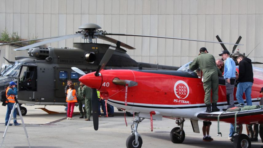 An verschiedenen Stationen, vom Segelflieger bis zum PC-7, erfahren die am JULA teilnehmenden Jugendlichen vieles über die Fliegerei. Foto: Stefanie Wick