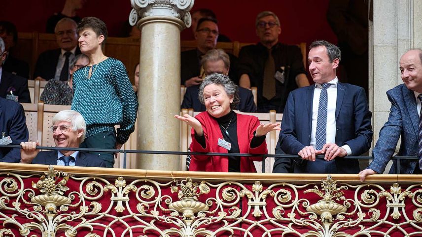 Es hat nicht sollen sein. Die Eltern von Jon Pult (links) und der Bündner Regierungsrat Martin Bühler. Rechts: Bundesratswahlen brauchen viel Technik und Vorbereitung. Foto: Parlamentsdienste/Franca Pedrazzetti