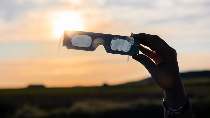 Der Blick in die Sonne, auch wenn sie grösstenteils abgedeckt ist, ist nur mit zertifizierten Spezialbrillen gefahrlos möglich. Foto: shutterstock.com/Victor Sanchez G