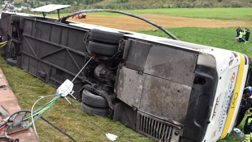 La disgrazcha dals 10 settember ha nempe eir chaschunà ün’avaria cun var 500 liters diesel chi sun sortits al lö da l’accidaint (fotografia: Pulizia chantunala)