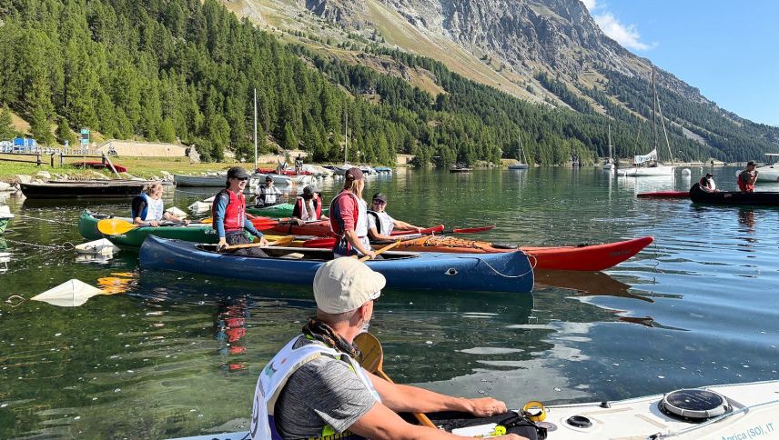 Bei Plaun da Lej haben die Paddlerinnen und Paddler noch etwas Zeit für einen kurzen Schwatz, bevor es losgeht. Foto: z. Vfg.