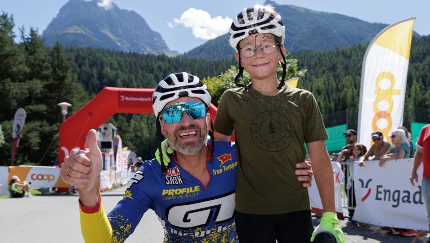 Vater und Sohn haben das Rennen gemeinsam gemeistert. Foto: Dominik Täuber