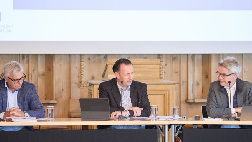 (Von links) Infra-Finanzchef Silvio Catrina, der Vorsitzende der Flughafenkonferenz, Claudio Dietrich, und der Präsident der Verwaltungskommission, Mario Cavigelli stehen Red und Antwort. Foto: Michael Steiner/fmr