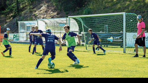 Die Fussballer haben dieses Jahr auch wieder sehr viel Spass an den Aktivitäten des Fussballcamps. Es wird eifrig geübt, sodass man am «San Gian Cup» weit oben in der Rangliste steht.		Foto: Tiago Almeida