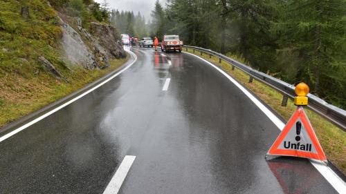 Die Unfallstelle: Eine regenasse Strasse bei Susch. Foto: Kapo GR