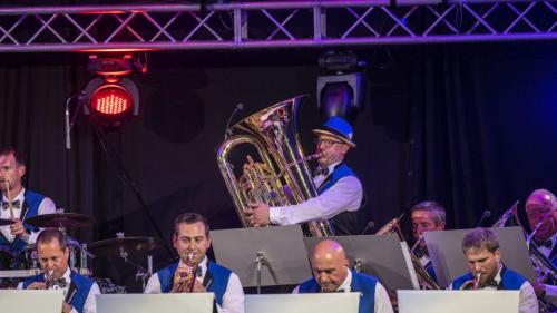 Die Dorfspatzen Oberägeri, mit Remo Meier am Bass, haben am Wochenende in Samnaun für gute Unterhaltung gesorgt (Foto: Mayk Wendt).